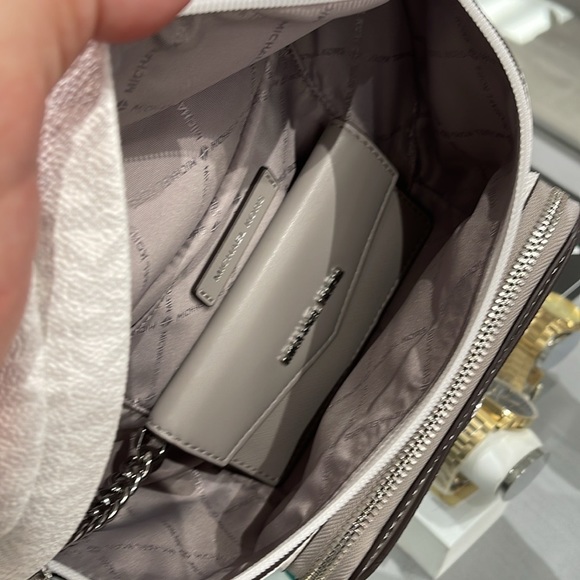 MICHAEL KORS
Maisie Large Logo 2-in-1 Sling Pack
Optic White/Silver
NWT - Picture 14 of 16